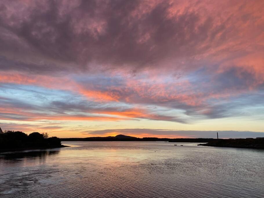 Entire Guest Suite In Four Mile Bridge, Rhoscolyn Valley Exteriör bild