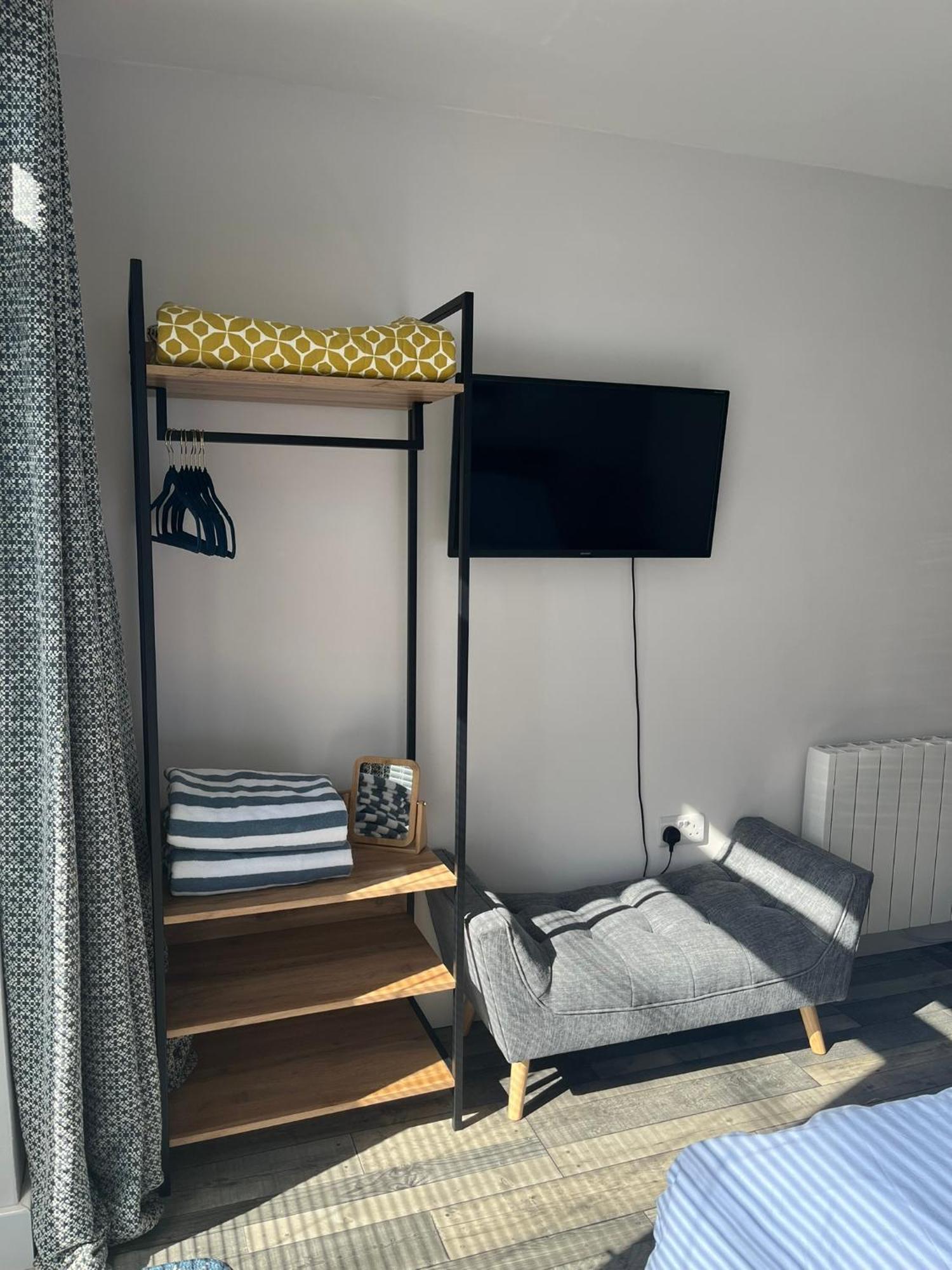 Entire Guest Suite In Four Mile Bridge, Rhoscolyn Valley Exteriör bild