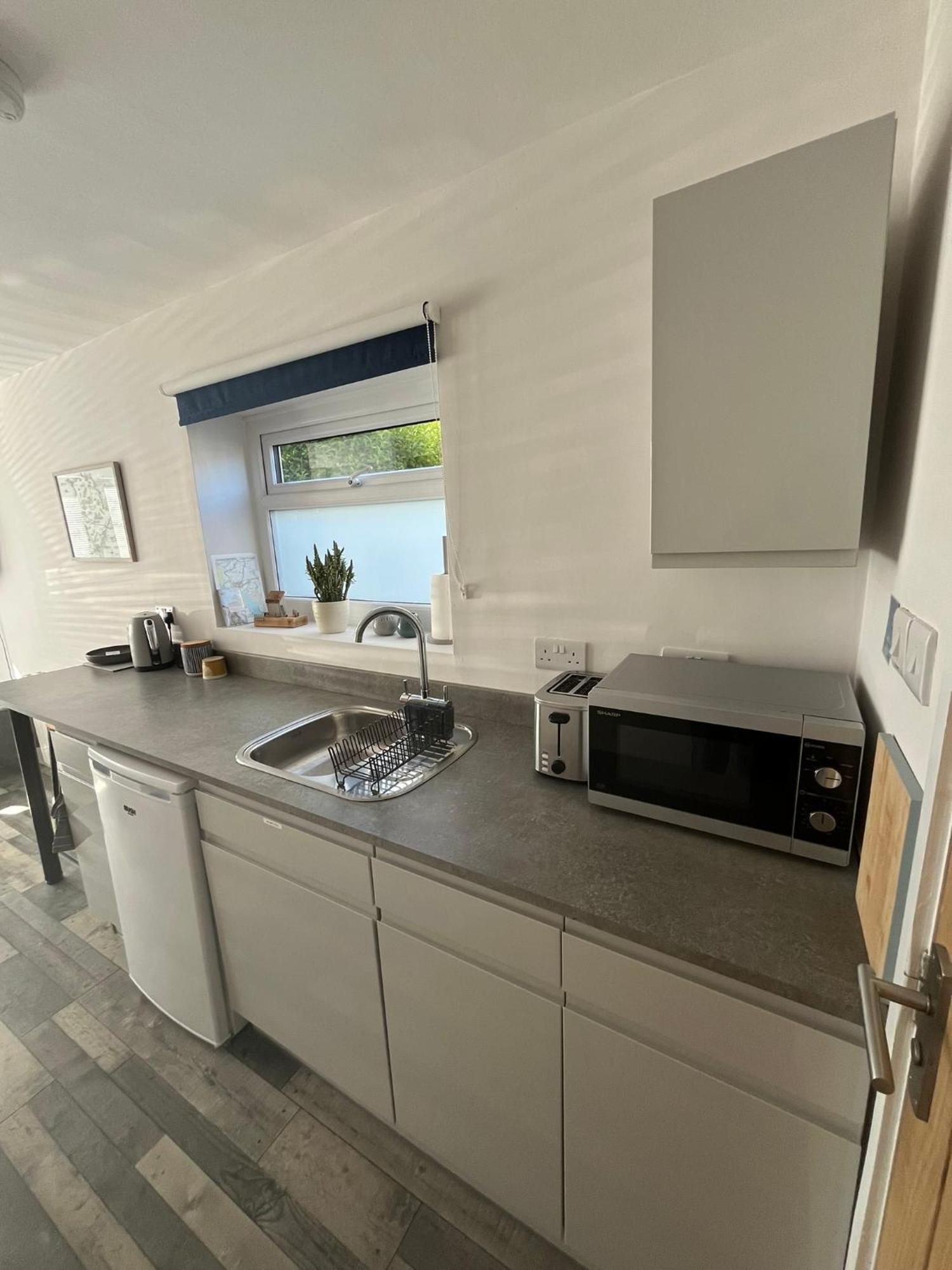 Entire Guest Suite In Four Mile Bridge, Rhoscolyn Valley Exteriör bild